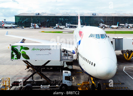 British-Airways-Maschine verladen von Gate Gourmet in Heathrow Terminal 5 Stockfoto