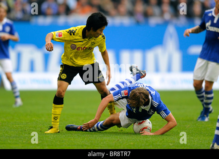 Shinji Kagawa Vs Benedikt Höwedes, FC Schalke 04 Vs Borussia Dortmund. Stockfoto