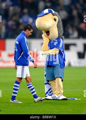 Christop Moritz und Erwin das Maskottchen von Schalke, nach dem Spiel frustriert. Stockfoto