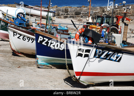 Fischen bietet auf der Helling Sennen Cove in Cornwall, Großbritannien Stockfoto