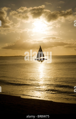 Segelboot bei einer sunset-Cruise auf Grace Bay Turks- und Caicosinseln Stockfoto