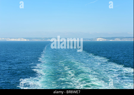 Waschen von am frühen Morgen cross Channel Fähre Reisen zwischen Dover, UK und Calais, Frankreich. Die weißen Klippen von Dover. Stockfoto