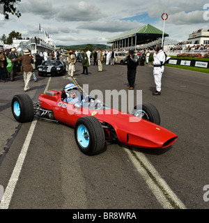 John Surtees in einem Ferrari 158 beim Goodwood Revival 2010, West Sussex 18. September 2010. Bild von Julie Edwards Stockfoto