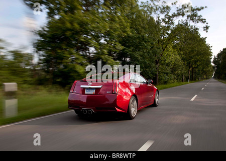 Cadillac CTS-V Coupé mit Geschwindigkeit auf der deutschen Autobahn Stockfoto