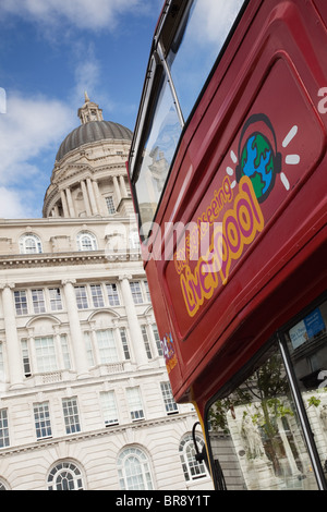 Eine offene gekrönt, rot, double Decker Bus vor der Port of Liverpool Building in Liverpool Stockfoto