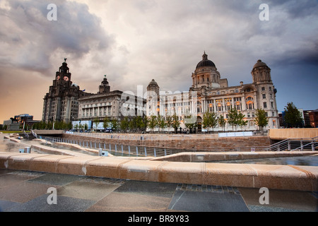 Eine dramatische stürmischen Abendhimmel über den drei Grazien und Liverpool Canal Link direkt am Wasser Stockfoto