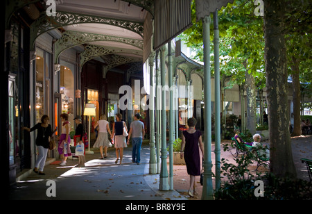 Ein Spaziergang durch die Form eines Hufeisens Einkaufspassage in Vichy (Shopper Shopper) Touristen. Stockfoto