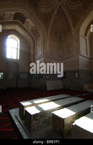 Licht aus einem Fenster trifft auf das Grab des 15. Jahrhunderts Timirud Queen Gawhar Shad und andere Adlige in Gawhar Shad Mausoleum in Stockfoto