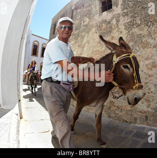 Touristen, die Reiten Esel In Lindos Rhodos griechische Inseln Griechenland Hellas Stockfoto