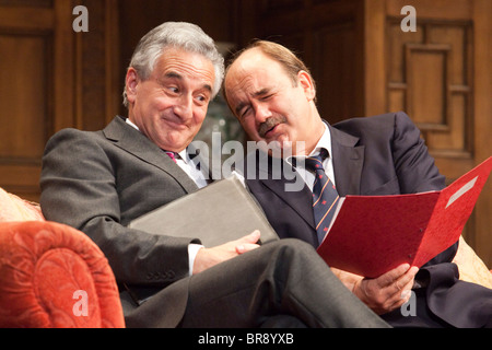 Ja, Herr Ministerpräsident - Komödie am Gielgud Theatre starring Henry Goodman und David Haig Stockfoto