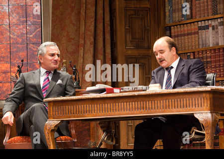 Ja, Herr Ministerpräsident - Komödie am Gielgud Theatre starring Henry Goodman und David Haig Stockfoto