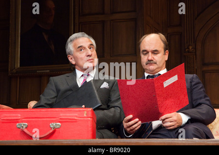 Ja, Herr Ministerpräsident - Komödie am Gielgud Theatre starring Henry Goodman und David Haig Stockfoto