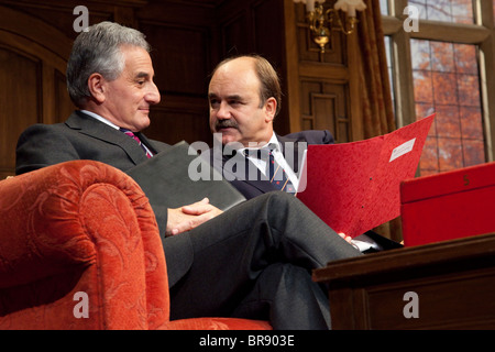 Ja, Herr Ministerpräsident - Komödie am Gielgud Theatre starring Henry Goodman und David Haig Stockfoto