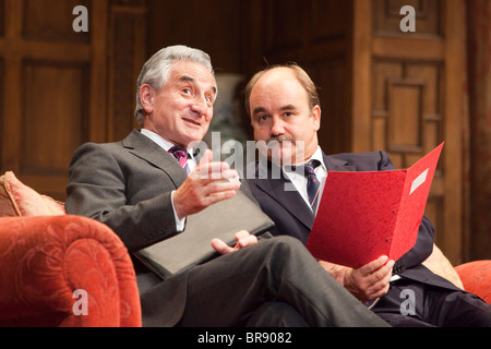 Ja, Herr Ministerpräsident - Komödie am Gielgud Theatre starring Henry Goodman und David Haig Stockfoto