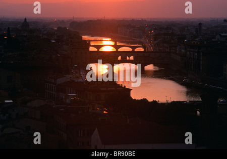 Sonnenuntergang über dem Fluss Arno, Florenz, Toskana, Italien. Stockfoto