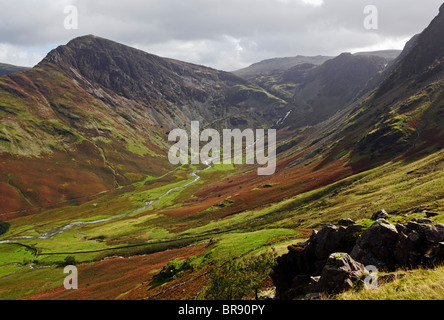 Fleetwith Hecht und Warnscale Beck von Buttermere fiel im Lake District National Park, Cumbria, England. Stockfoto