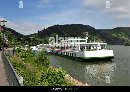 Fluss-Kreuzfahrtschiff vor Anker am Rhein Rhein bei Boppard im Rheintal in Deutschland Stockfoto