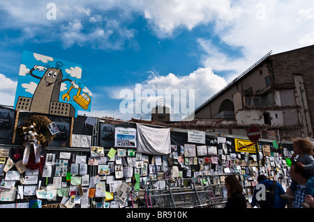 STUTTGART - 18 SEPTEMBER: Demonstration gegen S21 vor teilweise dekonstruiert Hauptbahnhof und angrenzenden Schlosspark Stockfoto