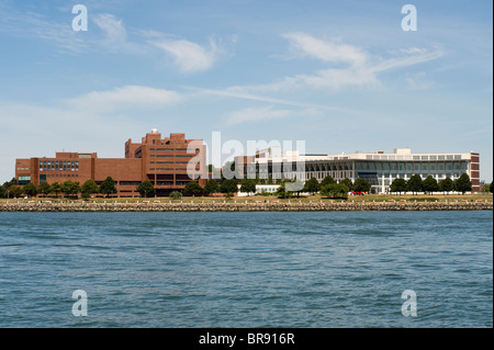 Universität von Massachusetts, Boston Campus auf der linken Seite neben der John F. Kennedy Bibliothek vom Hafen aus gesehen Stockfoto