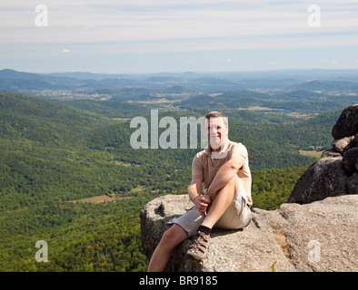 Applying Wanderer auf großen Felsbrocken auf dem Gipfel des alten Lappen in Virginias Shenandoah valley Stockfoto