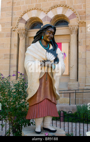 Bronzestatue von Kateri Tekakwitha auch bekannt als Lilie der Mohawks vor der Santa Fe St. Francis Cathedral Stockfoto