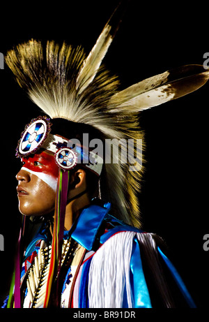 Porträt eines indianischen Mannes bei einem Powwow in Mesa Verde Colorado. Stockfoto