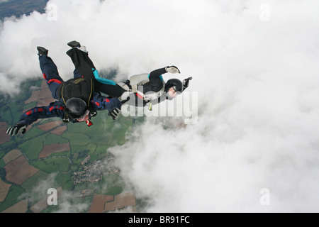 Zwei Fallschirmspringer im freien Fall Stockfoto