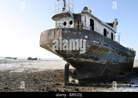 Die ausgetrockneten Aralsee wo verlassene Fischerboote im trockenen Wurf Landschaft Kasachstan. Stockfoto