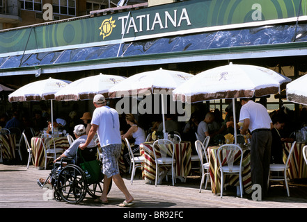 Hitzewelle oder Hitzewelle im Brighton Beach, Brooklyn New York, Tatiana Restaurant an der Promenade. Brooklyn New York City. Odessa am Meer USA. Stockfoto