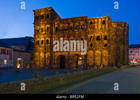 Deutschland, Rheinland-Pfaltz, Flusstal der Mosel, Trier. Porta Nigra, römische Bauwerk aus dem 2. Jahrhundert, Abend. Stockfoto