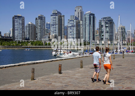 Junge Paare, die in Vancouver, British Columbia, Kanada Stockfoto