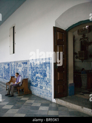 Brazilien. Salvador Bahia. Mann, der betet im Kreuzgang der Igreja de Bonfin Church Stockfoto