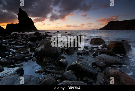 Sonnenuntergang am Talisker Bay auf der Isle Of Skye Stockfoto