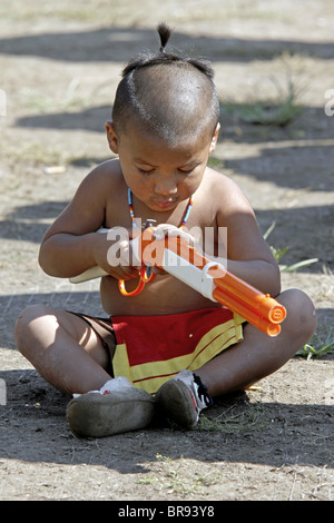 Cherokee, North Carolina - Cherokee junge spielt mit einem Spielzeug-Gewehr im Südosten Stämme Festival. Stockfoto