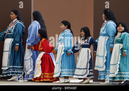 Cherokee, North Carolina - Chactaw Inder Frauen und Mädchen, die Durchführung einer sozialen Tanz auf der Bühne. Stockfoto