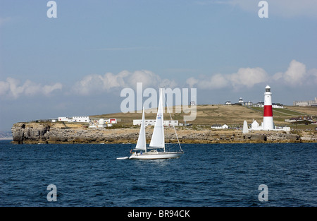 Eine Yacht nimmt das innere passage nach Norden um Portland Bill auf der UNESCO-World Heritage Coast in Dorset, England, UK Stockfoto