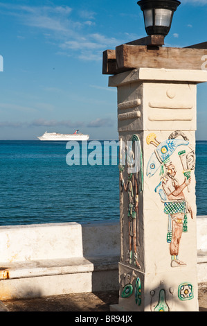 Mexiko, Cozumel. Maya Heritage Monument und Kreuzfahrtschiff, San Miguel, Isla Cozumel, Cozumel Island. Stockfoto