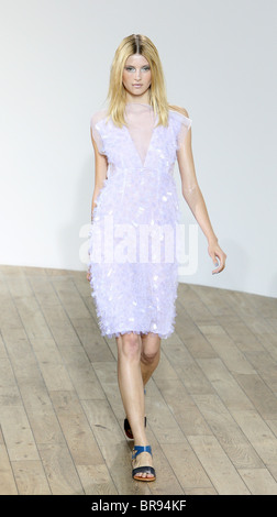 Farhis Sammlung während der London Fashion Week am Royal Opera House in London, England am 20. September 2010. Stockfoto