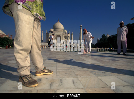 Touristen fotografieren sich vor dem Taj Mahal in Indien. Stockfoto