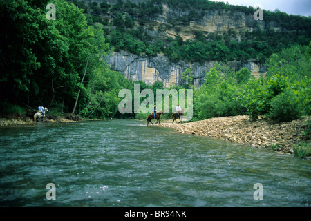 Reiter durchwaten die Buffalo National Scenic River in der Nähe von Jasper AR. Stockfoto