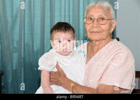 Merida, Yucatan/Mexico-July 8: Baby taufe Feier. Urgroßmutter holding Junge tragen traditionelle zeremonielle lose Kleid Kleidung Stockfoto