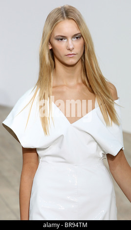 Farhis Sammlung während der London Fashion Week am Royal Opera House in London, England am 20. September 2010. Stockfoto