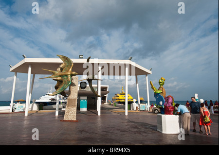 Mexiko, Cozumel. Dove Bildhauerei an der kommunalen Fähranleger, San Miguel, Isla de Cozumel (Insel Cozumel). Stockfoto