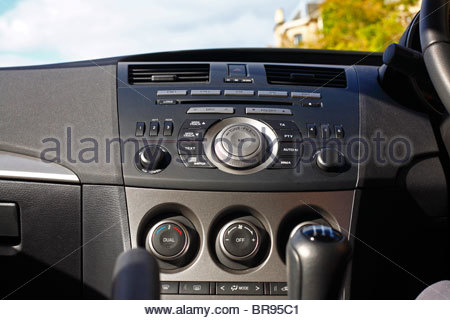 Mittelkonsole Tasten in einem Auto Stockfotografie - Alamy