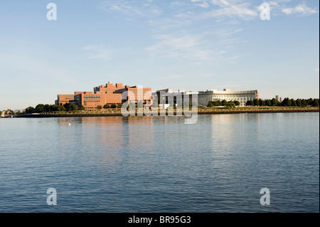 Universität von Massachusetts, Boston Campus auf der linken Seite neben der John F. Kennedy Bibliothek vom Hafen aus gesehen Stockfoto