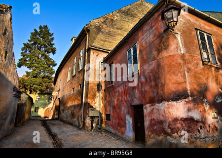 Alte, rote Brennerei Haus in Sighisoara/Schäßburg Zitadelle, das alte historische Zentrum der Stadt Sighisoara, Rumänien. Stockfoto