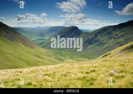 Blick vom Pfeiler Mosedale talabwärts in Richtung Yewbarrow im englischen Lake District Stockfoto