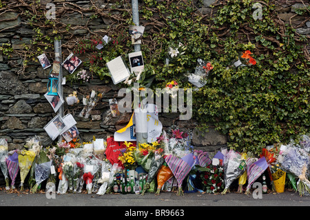 Floral Hommagen an einer Straße Tod Opfer Stockfoto