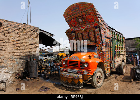 Lackierte LKW im LKW reparieren Bezirk, Rawalpindi, Punjab, Pakistan Stockfoto