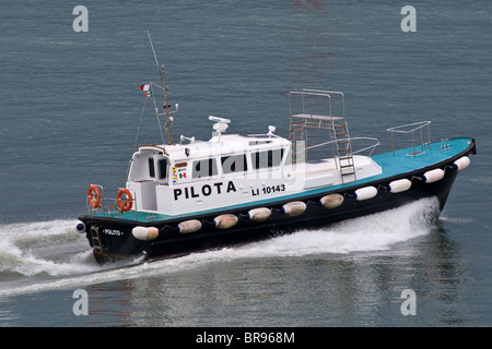 Italienischer Pilot (Fleischkloß) Boot Weg zur Arbeit, in den Hafen von Livorno. LI 10143 Stockfoto